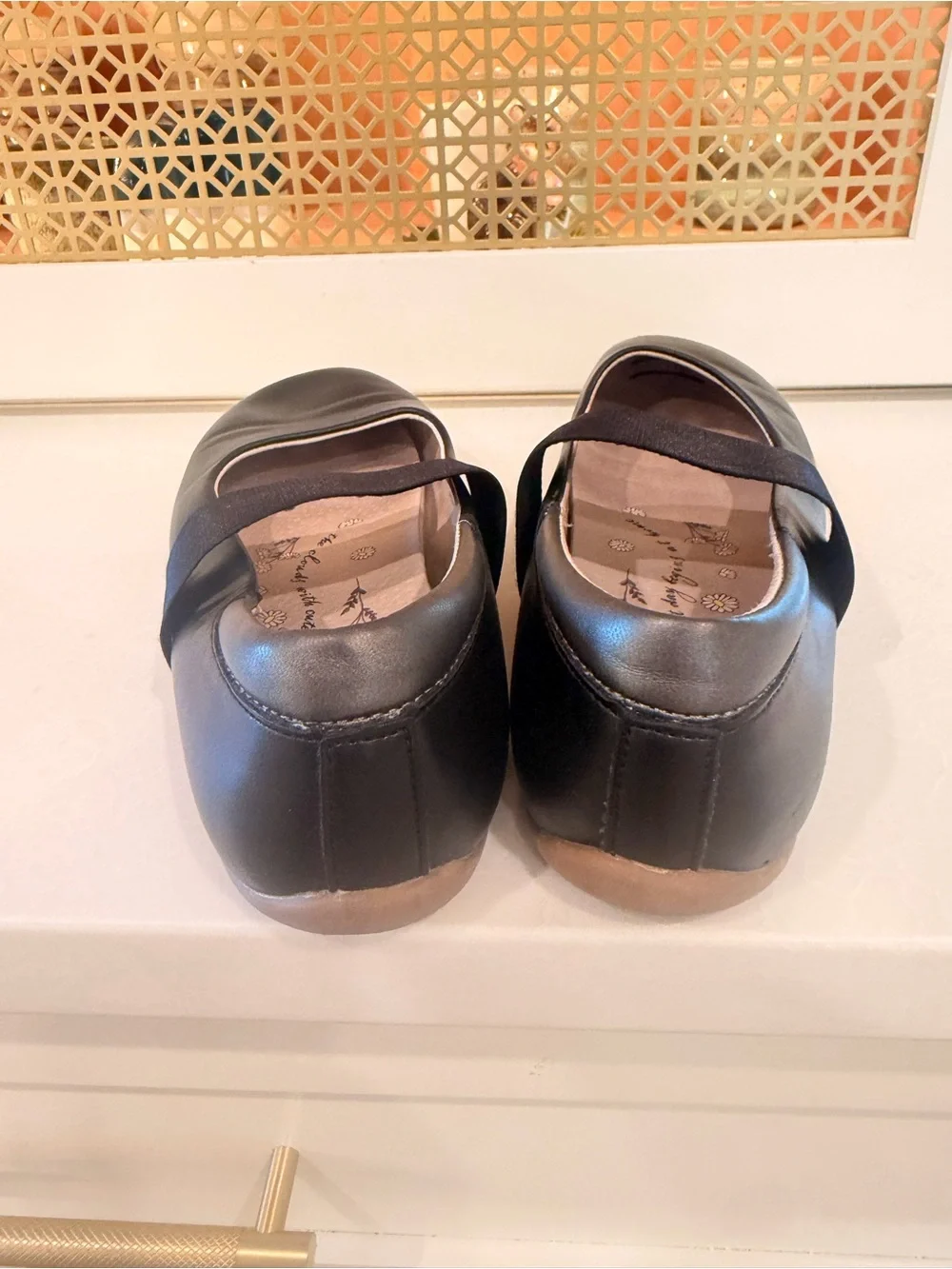 Livie & Luca Black Elastic Strap Mary Jane Flats! Size 3! EUC!